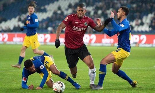 关于羽毛球锦标赛焦点战:天山雄狮队逆转嵩山雷豹队,客场强势带走胜利。韧性比赛的样板的信息 关于羽毛球锦标赛焦点战:天山雄狮队逆转嵩山雷豹队,客场强势带走胜利。韧性比赛的样板的信息